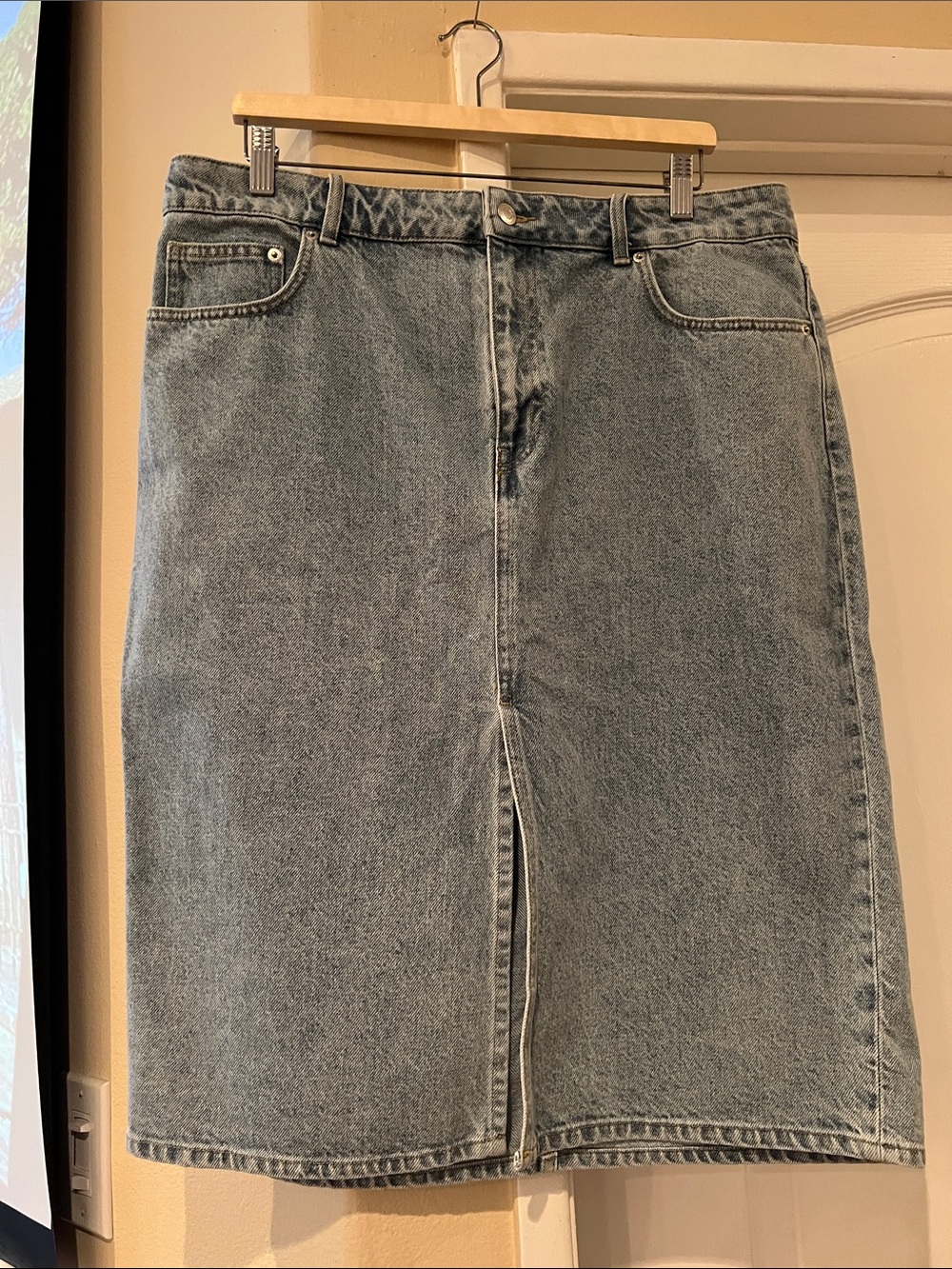 H&M Light Blue Denim Pencil Skirt with Center Front Slit size 16